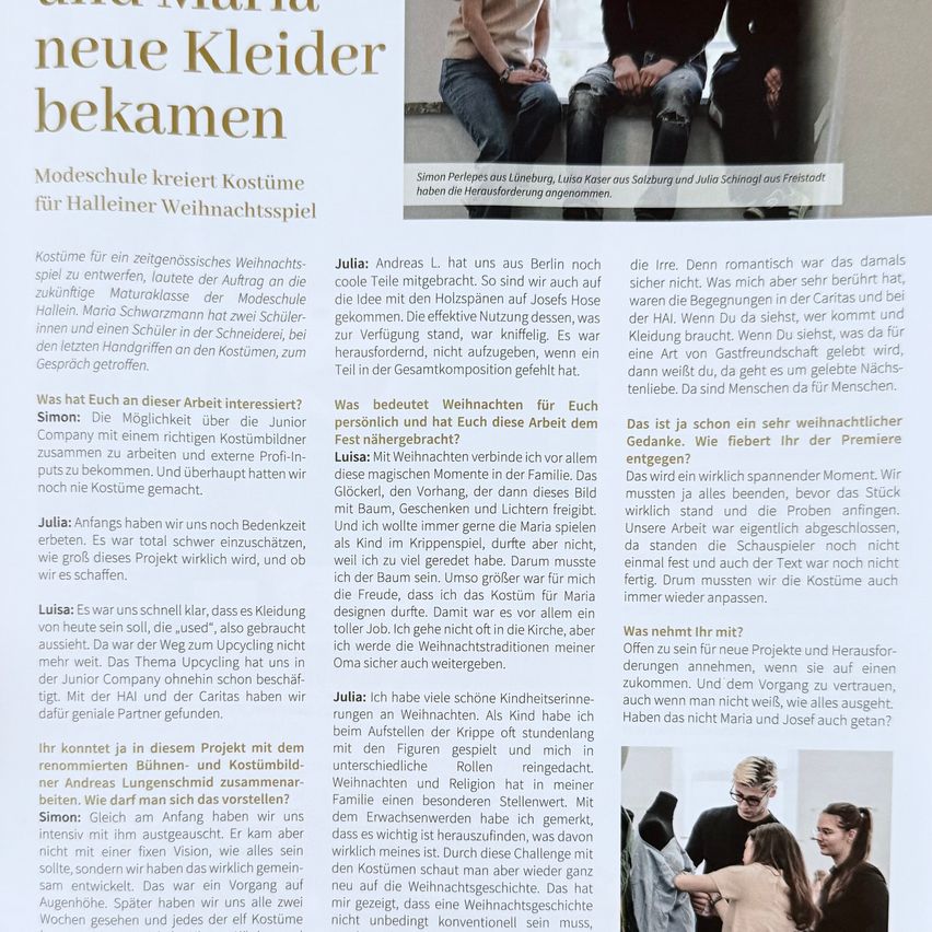 Der Artikel handelt von einem Weihnachtsspiel mit Schülern verschiedener Schulen in Halle. Julia, Luisa und Simon teilen ihre Erfahrungen und Gefühle zu dem Projekt. Julia betont die Bedeutung von Kostümen, Luisa die Wichtigkeit der Familie und Simon den kreativen Prozess. Der Artikel endet mit einer Reflexion über die Auswirkungen des Projekts und die Freude, die es bereitete.