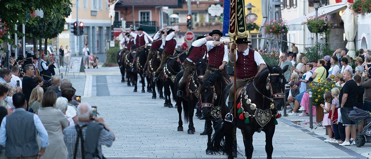 Bild enthält, People, Person, Adult, Male, Man, Female, Woman, Horse, Parade, Shoe
