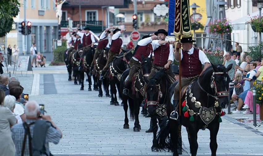Bild enthält, People, Person, Adult, Male, Man, Female, Woman, Horse, Parade, Shoe