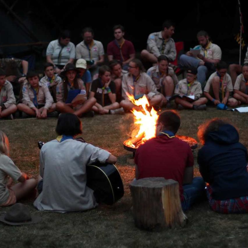 Bild enthält, Fire, Flame, Bonfire, Child, Female, Girl, Person, Adult, Male, Man