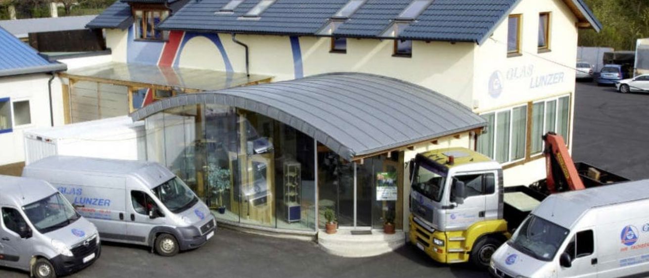 Bild enthält, Car, Transportation, Vehicle, Moving Van, Van, Machine, Wheel, Truck, Police Station