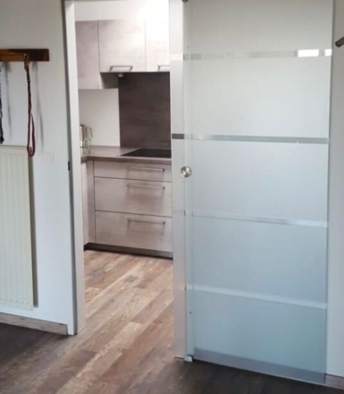 Bild enthält, Door, Sliding Door, Floor, Indoors, Interior Design, Furniture