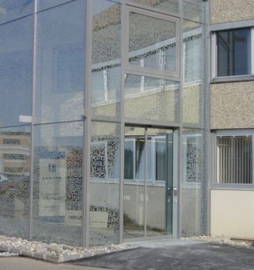 Bild enthält, Architecture, Building, Door, Fence