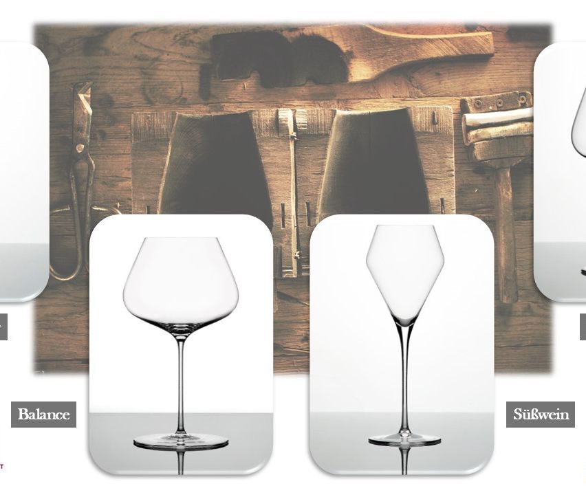 Zwei leere Weingläser vor einem rustikalen Holzhintergrund mit Werkzeugen. Das Wort Balance steht unter dem linken Glas, und das Wort saubw steht unter dem rechten Glas.