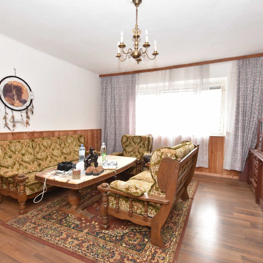 Bild enthält, Interior Design, Home Decor, Living Room, Wood, Hardwood, Chandelier, Table, Dining Room, Couch, Flooring