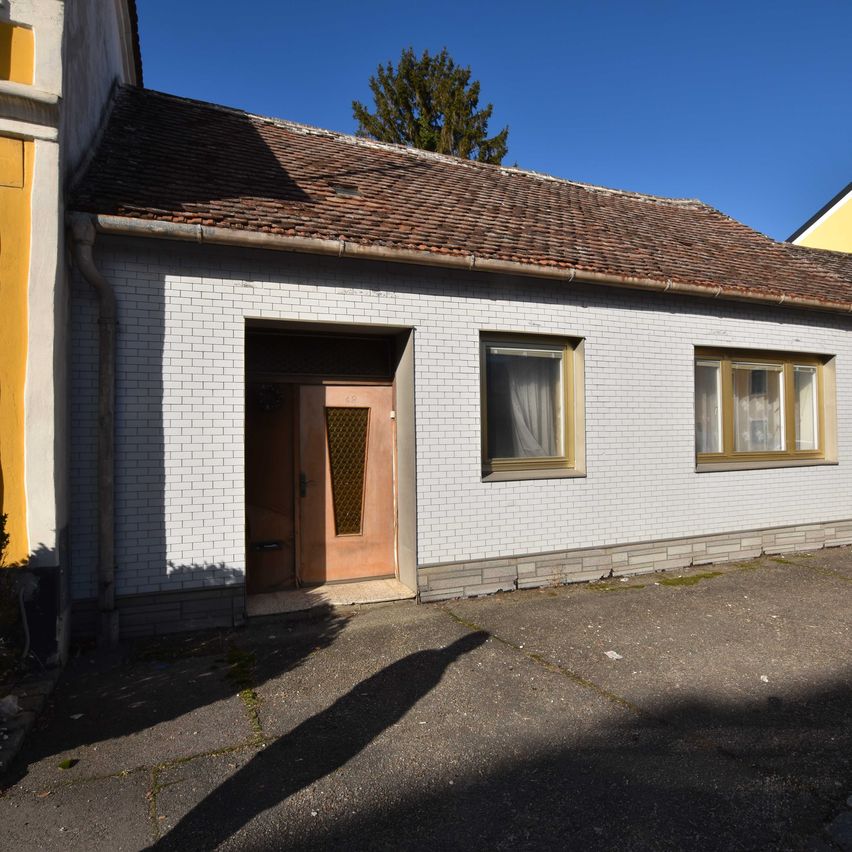 Bild enthält, Housing, House, Roof, Road, City, Street, Path