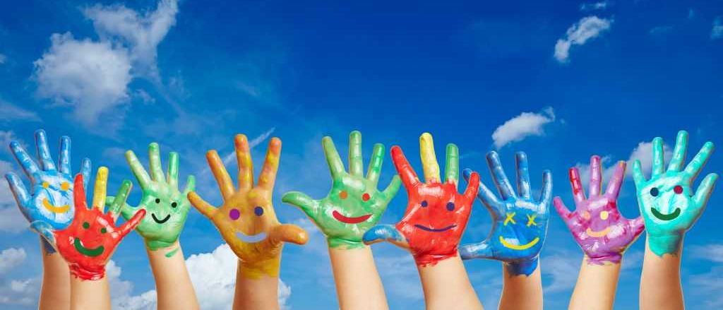 Bild enthält, Body Part, Finger, Hand, Person, Clothing, Glove, Summer, Child, Female, Girl