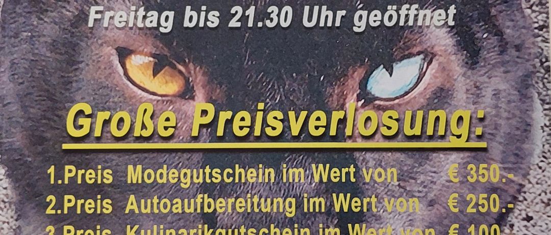 Plakat bewirbt eine Modenschau vom 13. bis 18. Oktober 2025. Eröffnung am Freitag um 19:30 Uhr. Preise umfassen einen Modegutschein, Autoaufbereitung und einen Küchengutschein. Der Eintritt erfordert einen Kauf von mindestens 100 €. Abwesende werden telefonisch benachrichtigt. Die Verlosung findet am Freitag um 21:00 Uhr statt.