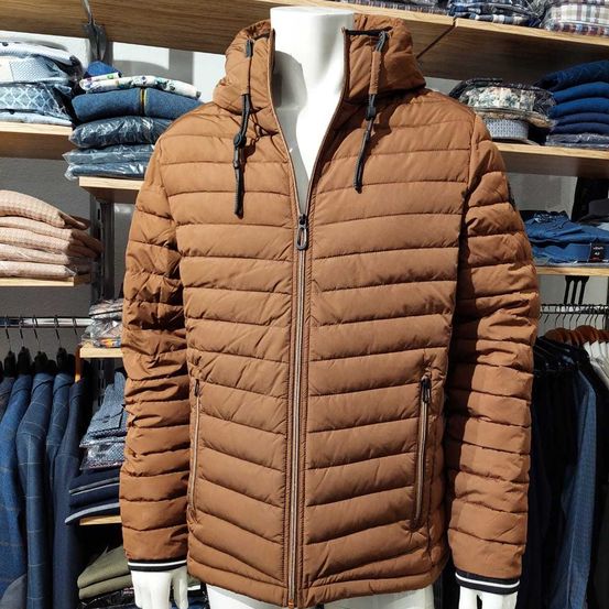 Bild enthält, Clothing, Coat, Jacket, Hoodie, Knitwear, Sweater, Sweatshirt, Glove, Vest