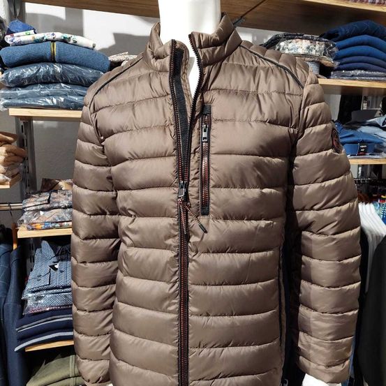 Bild enthält, Clothing, Coat, Jacket, Vest, Glove