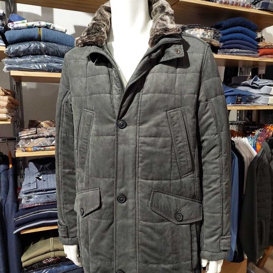 Bild enthält, Clothing, Coat, Jacket, Overcoat, Vest, Glove