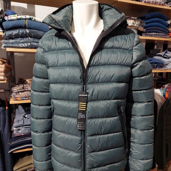 Bild enthält, Clothing, Coat, Jacket, Vest