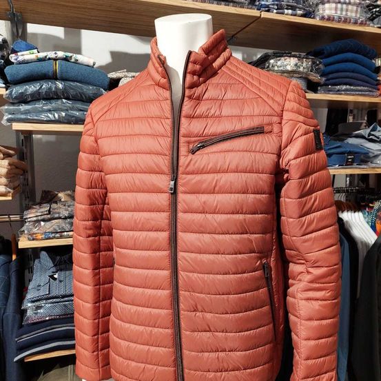 Bild enthält, Clothing, Coat, Jacket, Vest