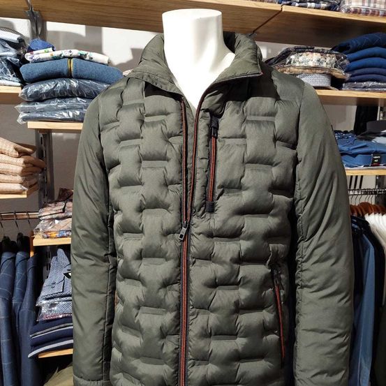 Bild enthält, Clothing, Coat, Jacket, Vest, Glove