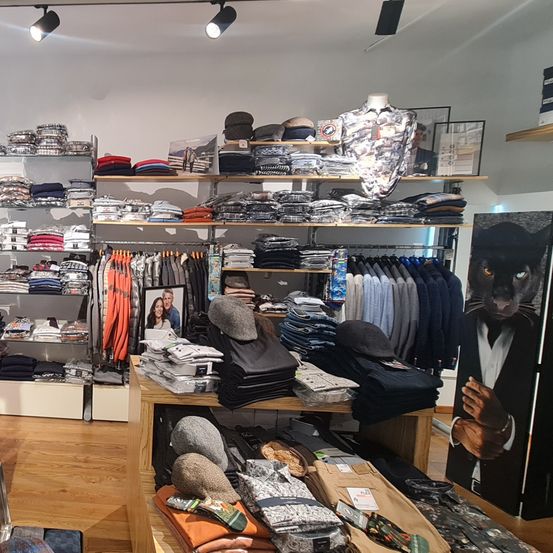 Bild enthält, Indoors, Person, Adult, Male, Man, Building, Factory, Manufacturing, Workshop, Shop