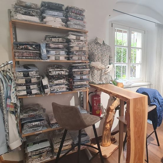 Bild enthält, Indoors, Furniture, Clothing, Coat, Chair, Interior Design, Bed, Bedroom, Room