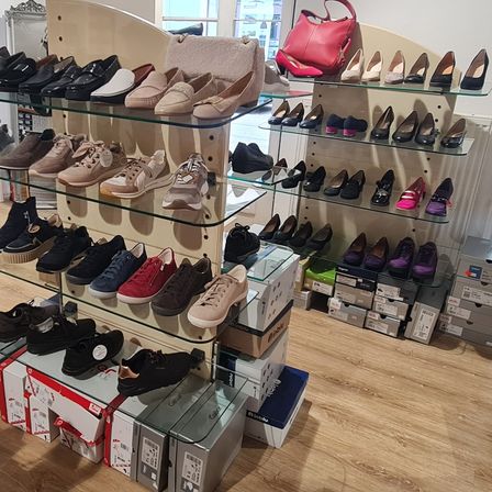 Bild enthält, Shop, Shoe Shop, Accessories, Bag, Handbag, Indoors