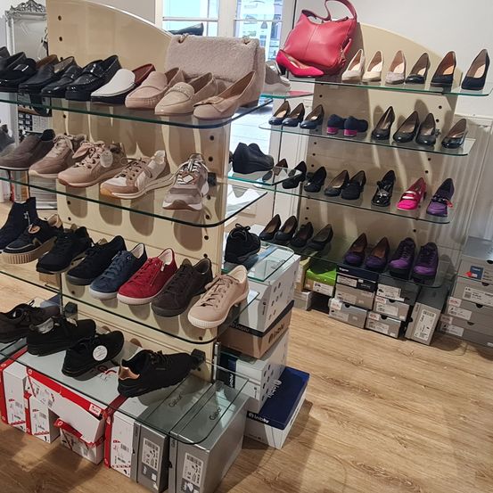 Bild enthält, Shop, Shoe Shop, Accessories, Bag, Handbag, Indoors