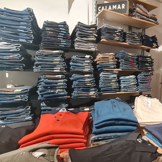 Bild enthält, Clothing, Pants, Indoors, Jeans, Furniture