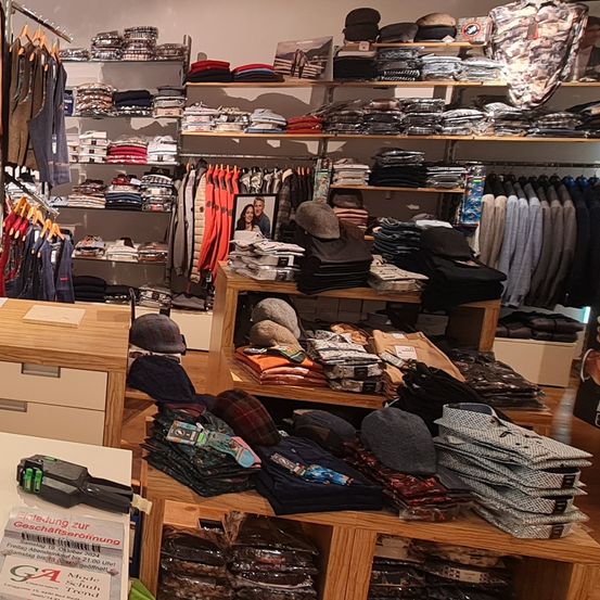 Bild enthält, Indoors, Factory, Manufacturing, Workshop, Person, Coat, Shop, Market, Supermarket, Face