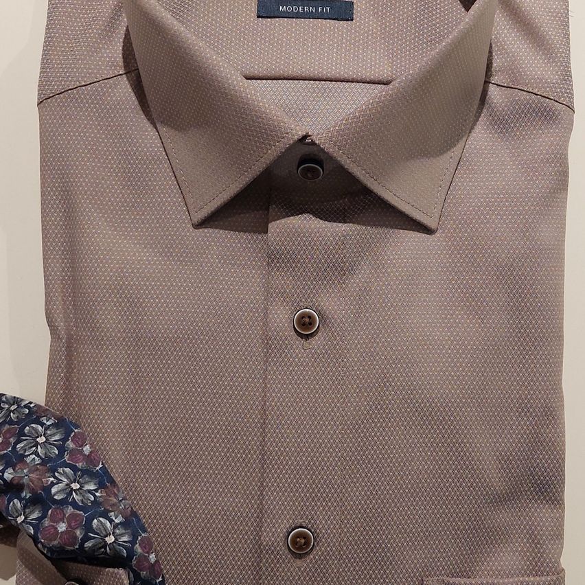 Ein modern geschnittenes Hemd in hellbraun mit einer Blumenkrawatte. Das Hemd hat einen Button-Down-Kragen und ein strukturiertes Muster.
