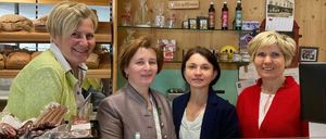 Bild enthält, Adult, Female, Person, Woman, Shop, Glasses, Necklace, Bread, Face, People