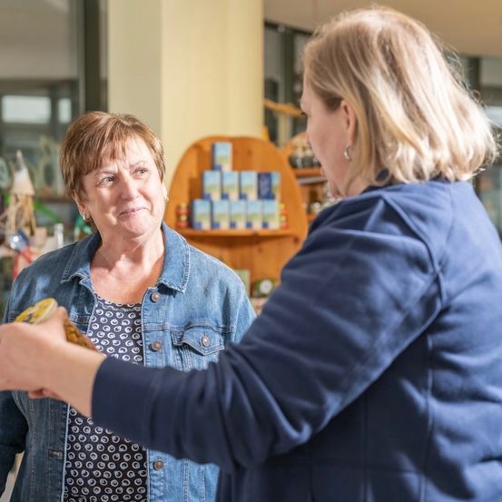 Bild enthält, Adult, Female, Person, Woman, Face, Head, Shop, Happy, Smile