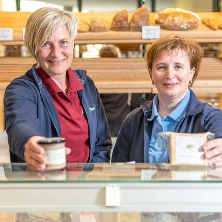 Bild enthält, Shop, Person, Boy, Child, Male, Adult, Female, Woman, Face, Bread