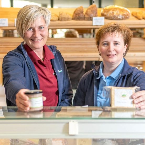 Bild enthält, Shop, Person, Boy, Child, Male, Adult, Female, Woman, Face, Bread