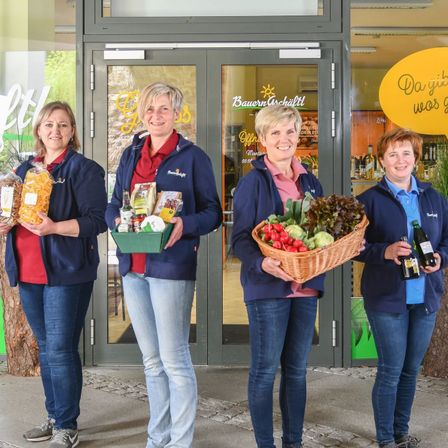 Bild enthält, Pants, People, Person, Female, Girl, Teen, Shoe, Coat, Face, Jeans