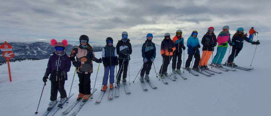 Bild enthält, Nature, Outdoors, Glove, Person, Helmet, Snow, Skiing, Shoe, Glasses, Piste