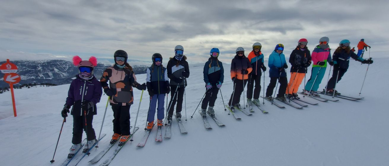 Bild enthält, Nature, Outdoors, Glove, Person, Helmet, Snow, Skiing, Shoe, Glasses, Piste