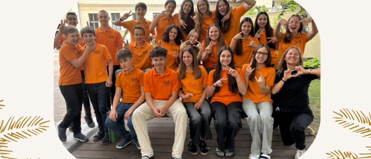 Ein Plakat kündigt Klassenabend Der 4BM für den 11. Juni um 19:00 in der Aula der MMS Laa an. Musiknoten schmücken das Plakat, und ein Gruppenfoto von Schülern in orangefarbenen Hemden ist zu sehen.