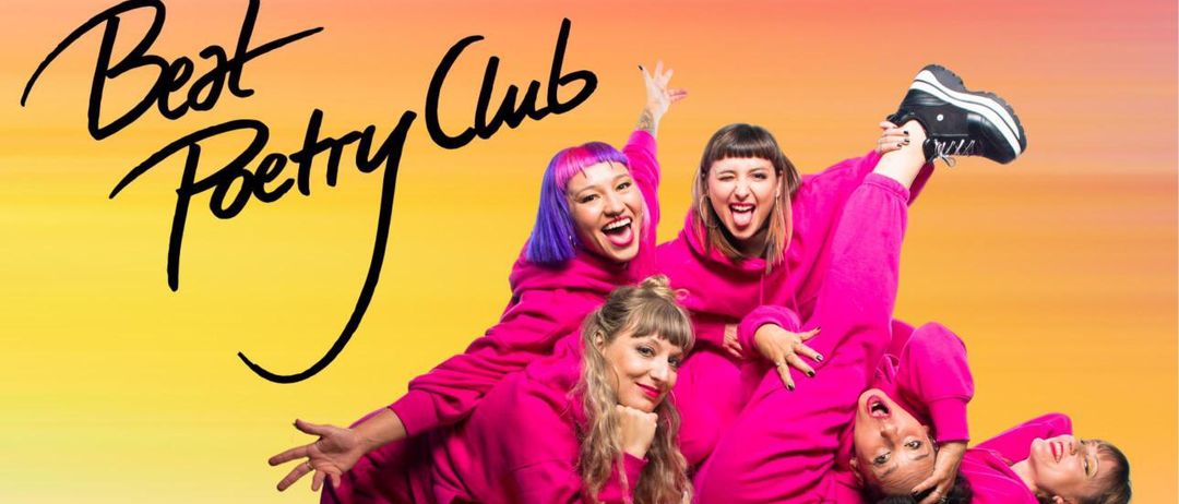 Konzertankündigung mit vier Mädchen in rosa Outfits. Der Text lautet 'KONZERT' und erwähnt eine Aufführung der 3. und 4. Klassen der Musikmittelschule Laa/Thaya. Datum: 30. September 2025, Zeit: 18:30 Uhr, Ort: Volksheim Laa/Thaya.