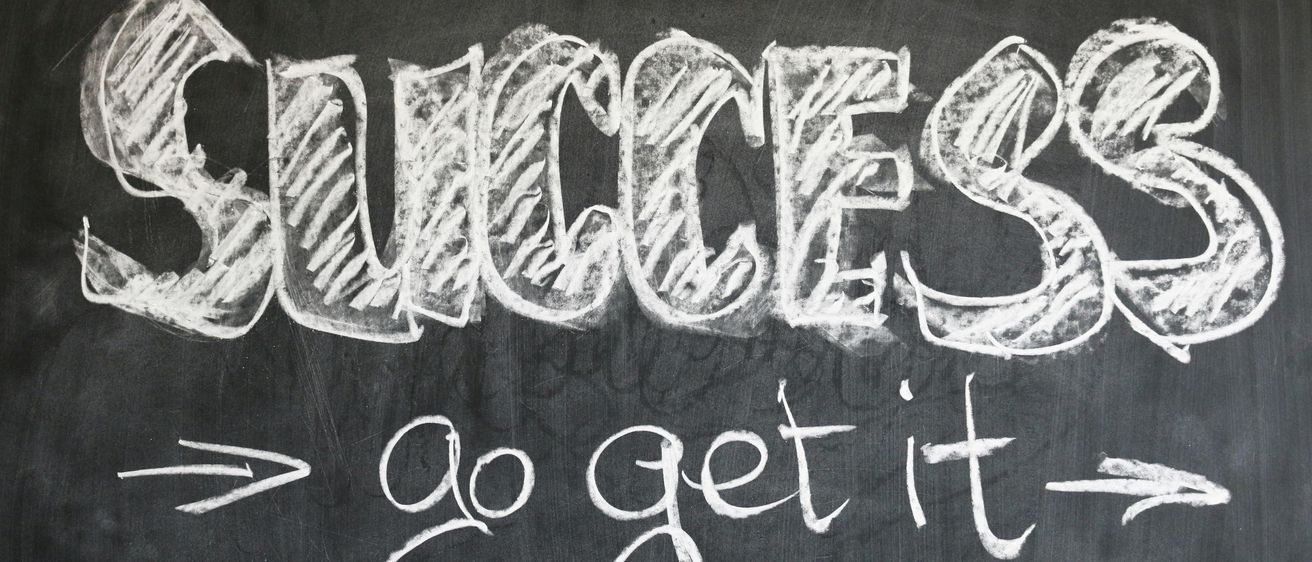 Bild enthält, Blackboard, Text, Clothing, Footwear, Shoe, Machine, Wheel