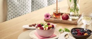 Bild enthält, Brunch, Food, Bowl, Cereal Bowl, Cream, Dessert, Frozen Yogurt