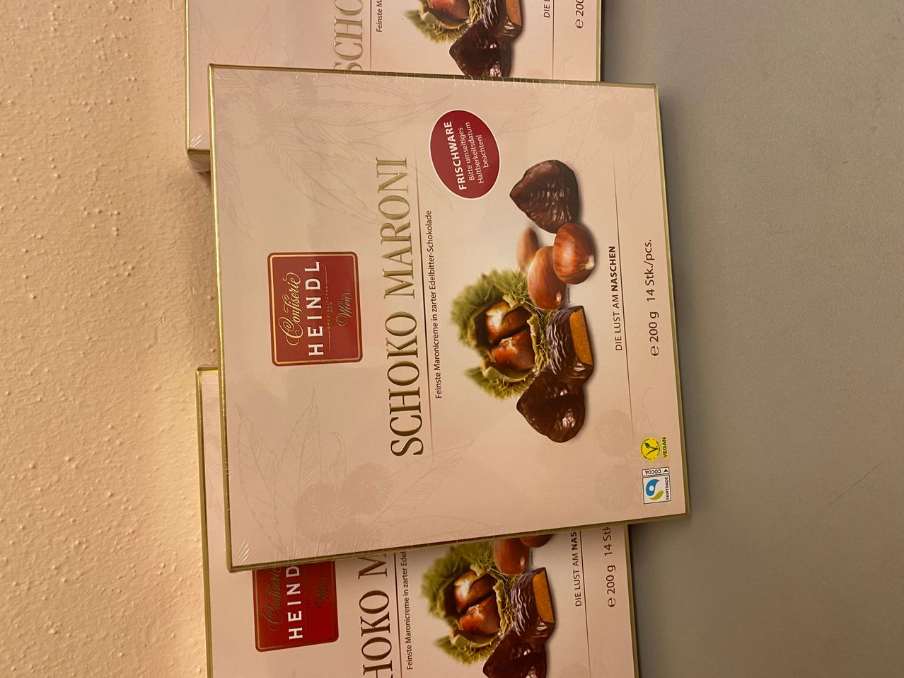 Bild enthält, Advertisement, Poster, Chocolate, Dessert, Food, Person, Sweets