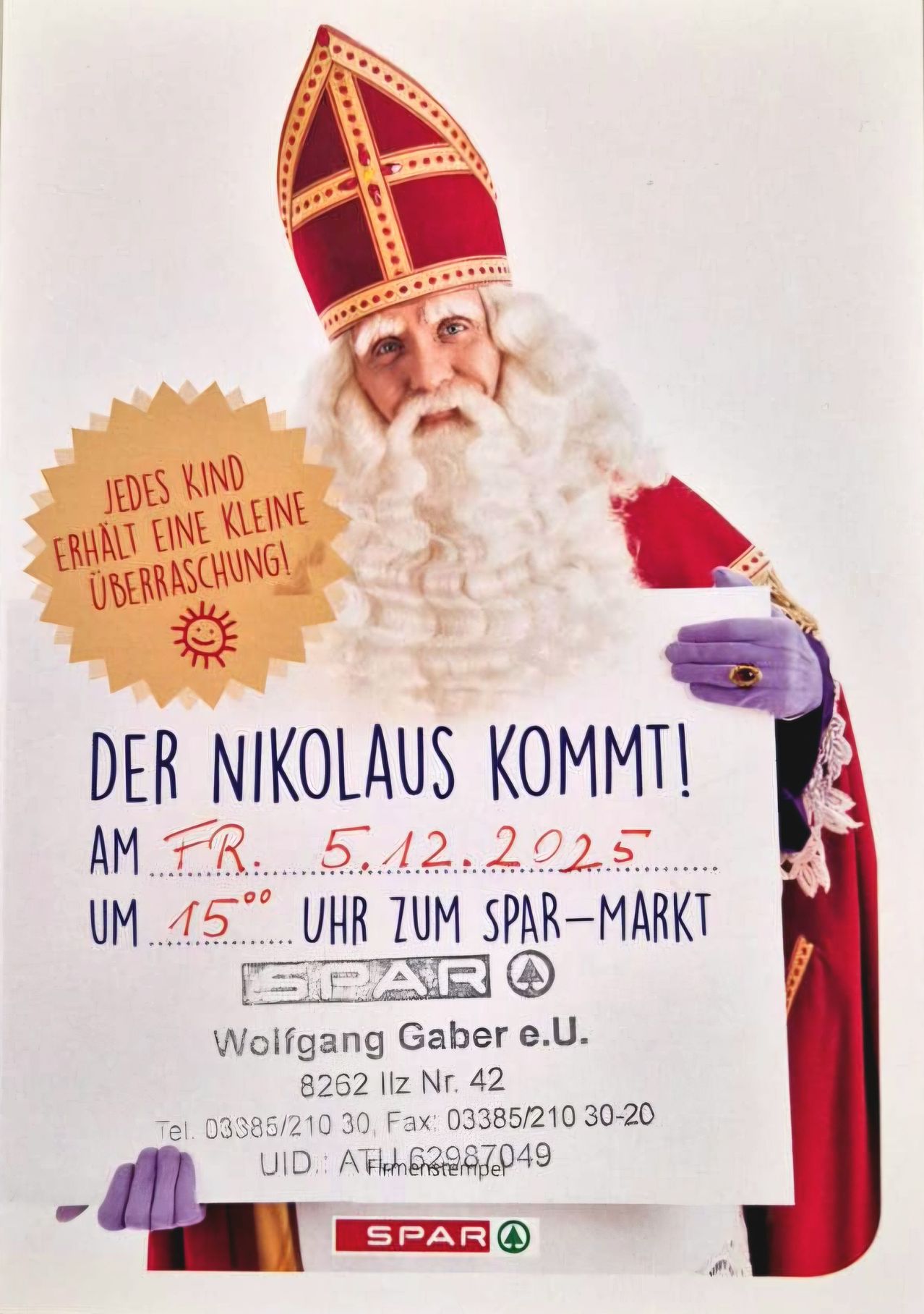 Ein Poster mit einem Mann, der als Weihnachtsmann gekleidet ist und ein Schild hält. Es steht 'Der Nikolaus Kommt!' am Freitag, 5. Dezember 2025, um 15:00 Uhr am Spar-Markt.