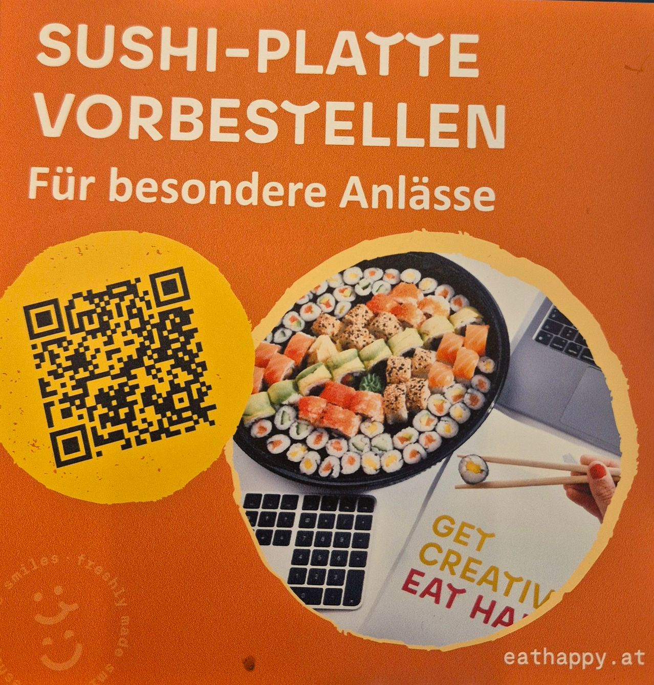 Ein Werbeplakat zeigt ein Sushi-Platte mit Chopsticks, einen Laptop und einen QR-Code. Es bewirbt Sushi-Platten für besondere Anlässe.
