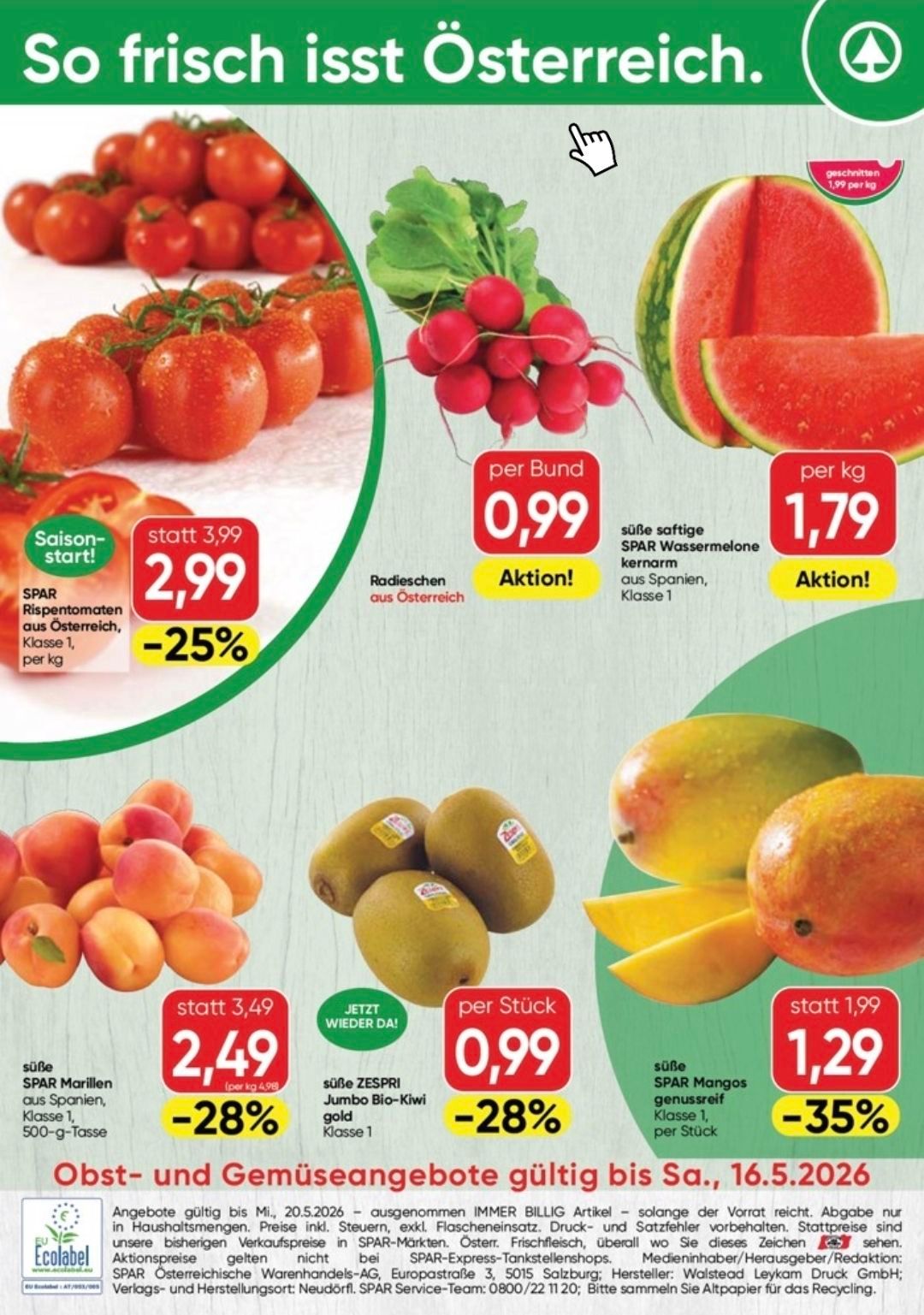 Ein Werbeplakat zeigt verschiedenes Obst und Gemüse mit Preisschildern. Tomaten kosten 2,99 statt 3,99 pro kg, Radieschen 0,99 pro Bund und süße Wassermelonen 1,79 pro kg. Pfirsiche kosten 2,49 pro kg, Kiwis 0,99 pro Stück und Mangos 1,29 pro kg.
