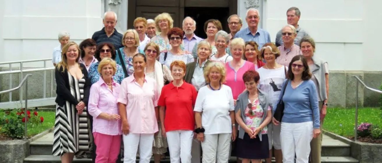 Bild enthält, Groupshot, Person, People, Adult, Female, Woman, Skirt, Male, Man, Pants