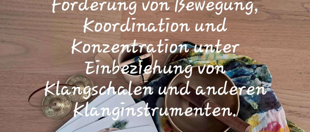 Ein Bild von Lernmaterialien für Kinder, einschließlich eines Buches, Karten und Musikinstrumenten wie Gongs und einem Xylophon, auf einer Holzoberfläche mit Text über Bewegung und Konzentration.