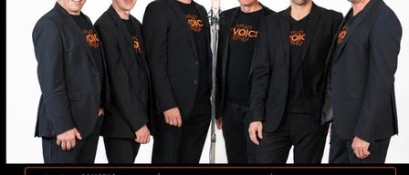 Fünf Männer in schwarzen Anzügen stehen lächelnd für ein Foto zusammen. Der Text besagt '35-jähriges Bühnenjubiläum' und enthält Details zu einem Konzert am Samstag, 10. Oktober 2026, um 19:00 in Sinabelkirchen. Ticketpreise sind aufgeführt.
