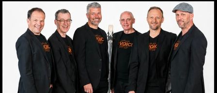 Plakat für ein Musikevent mit der Band The Voice, die 36 Jahre auf der Bühne feiert. Die Bandmitglieder sind in schwarzen Anzügen gekleidet und stehen vor einem Mikrofon. Das Event ist für den 16. Januar 2027 um 19:00 Uhr in Sinabelkirchen geplant.