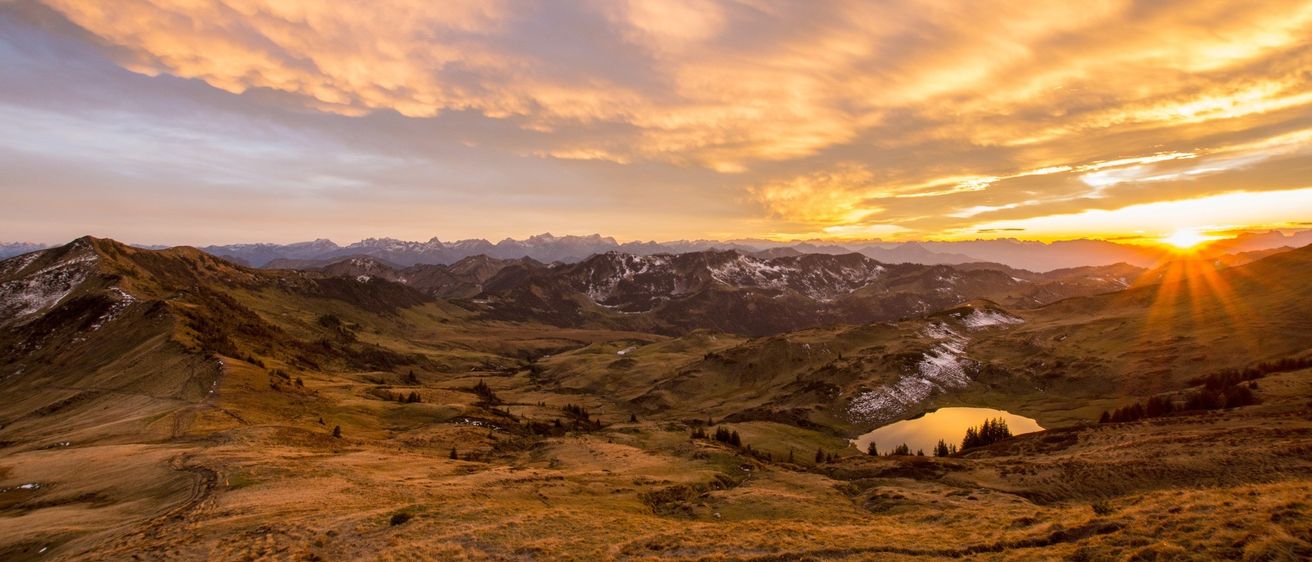 Bild enthält, Nature, Outdoors, Sky, Scenery, Landscape, Sunlight, Sunrise, Flare, Light, Mountain Range