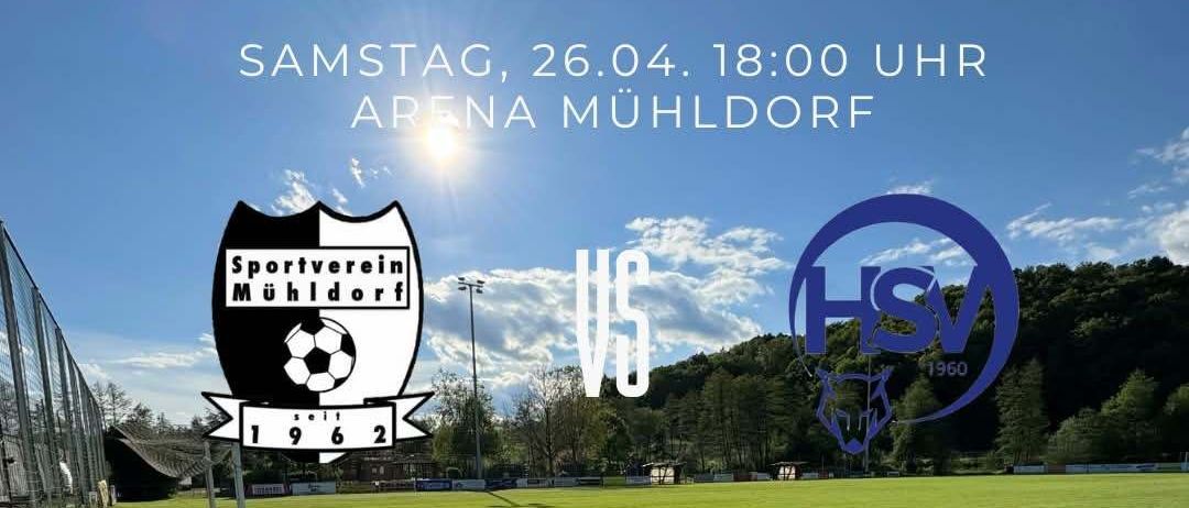 Plakat für ein Fußballspiel mit Logos der Teams, Datum und Uhrzeit des Spiels, Sponsorenlogos und einem Feld im Hintergrund.