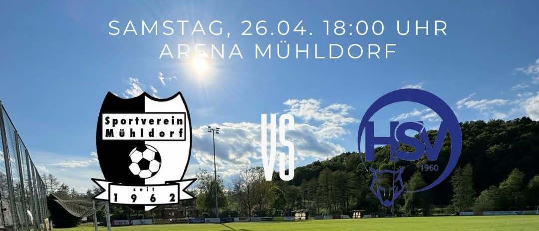 Plakat für ein Fußballspiel mit Logos der Teams, Datum und Uhrzeit des Spiels, Sponsorenlogos und einem Feld im Hintergrund.