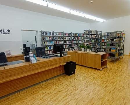 Bild enthält, Indoors, Book, Library, Publication, Shop, Adult, Male, Man, Person, Market