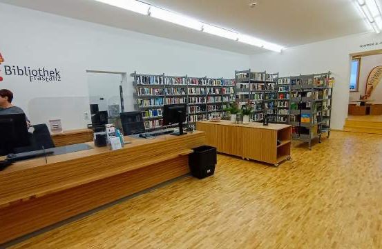 Bild enthält, Indoors, Book, Library, Publication, Shop, Adult, Male, Man, Person, Market