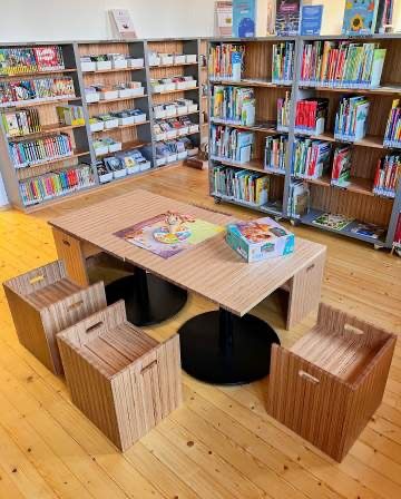 Bild enthält, Book, Indoors, Library, Publication, Interior Design, Wood, Furniture, Table